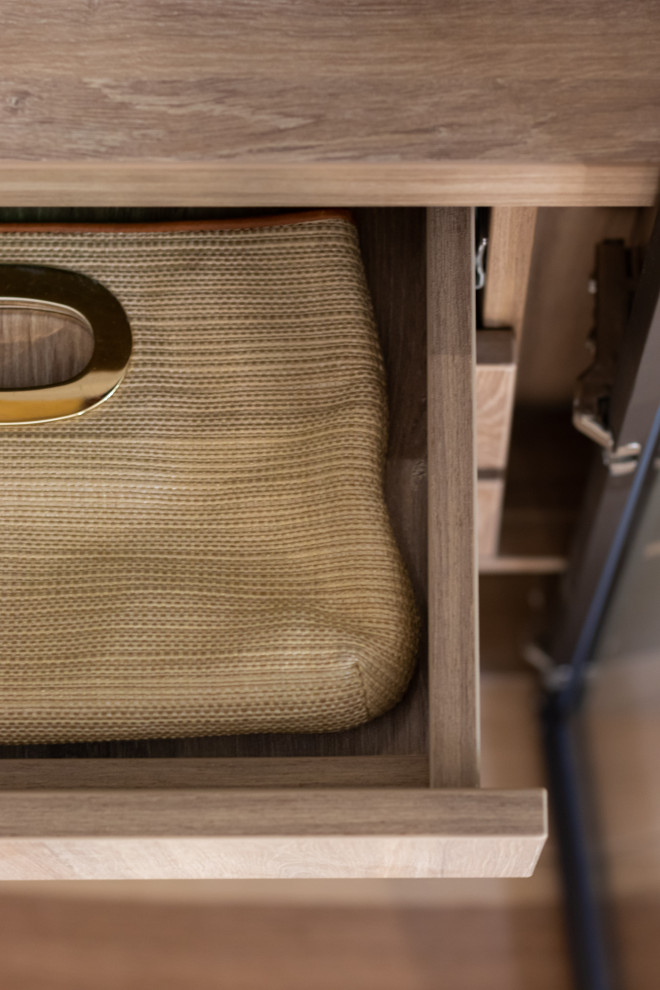 Распашной шкаф для спальни