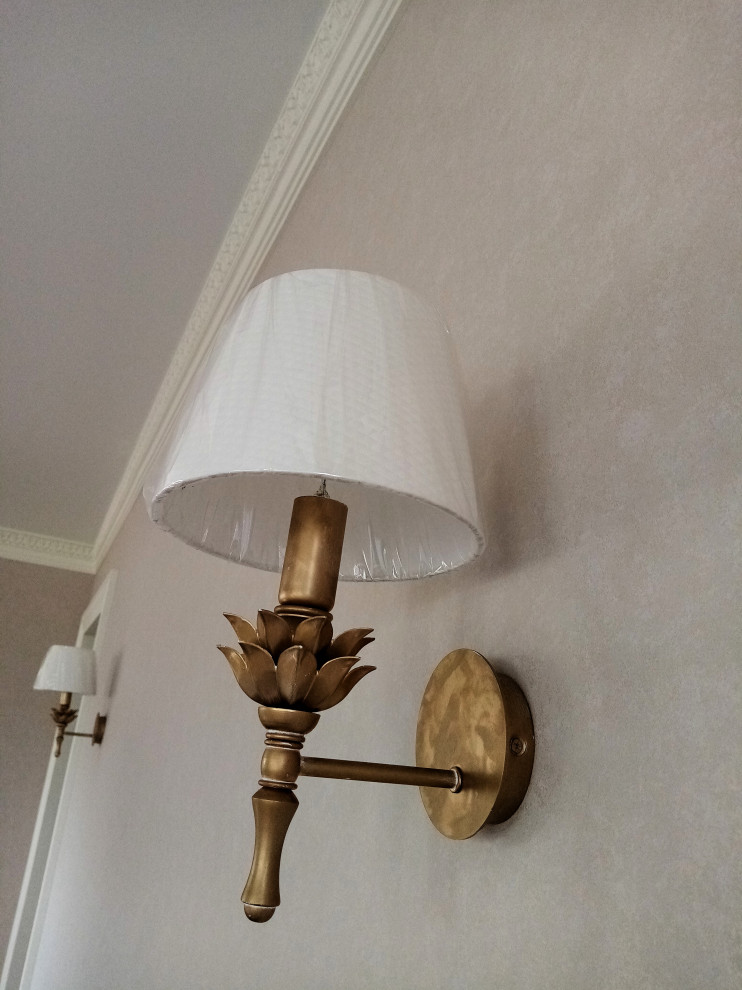 Бра в зоне камина в гостиной.