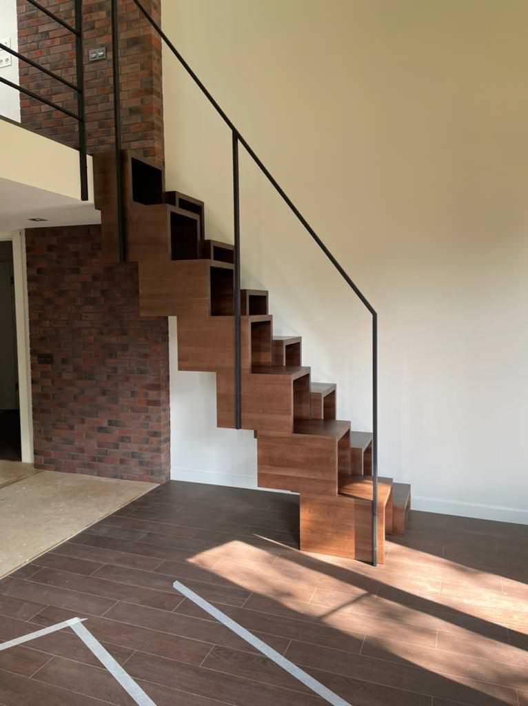 Обложка проекта: лестница на антресольный этаж