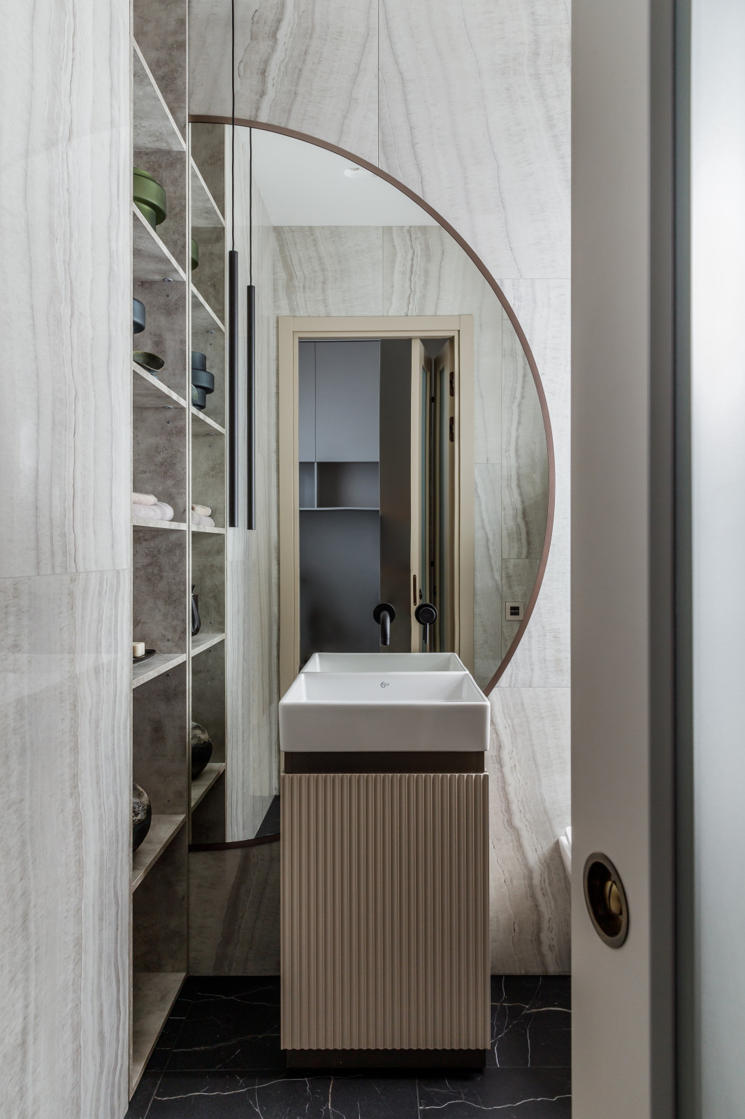 Дом с синими человечками