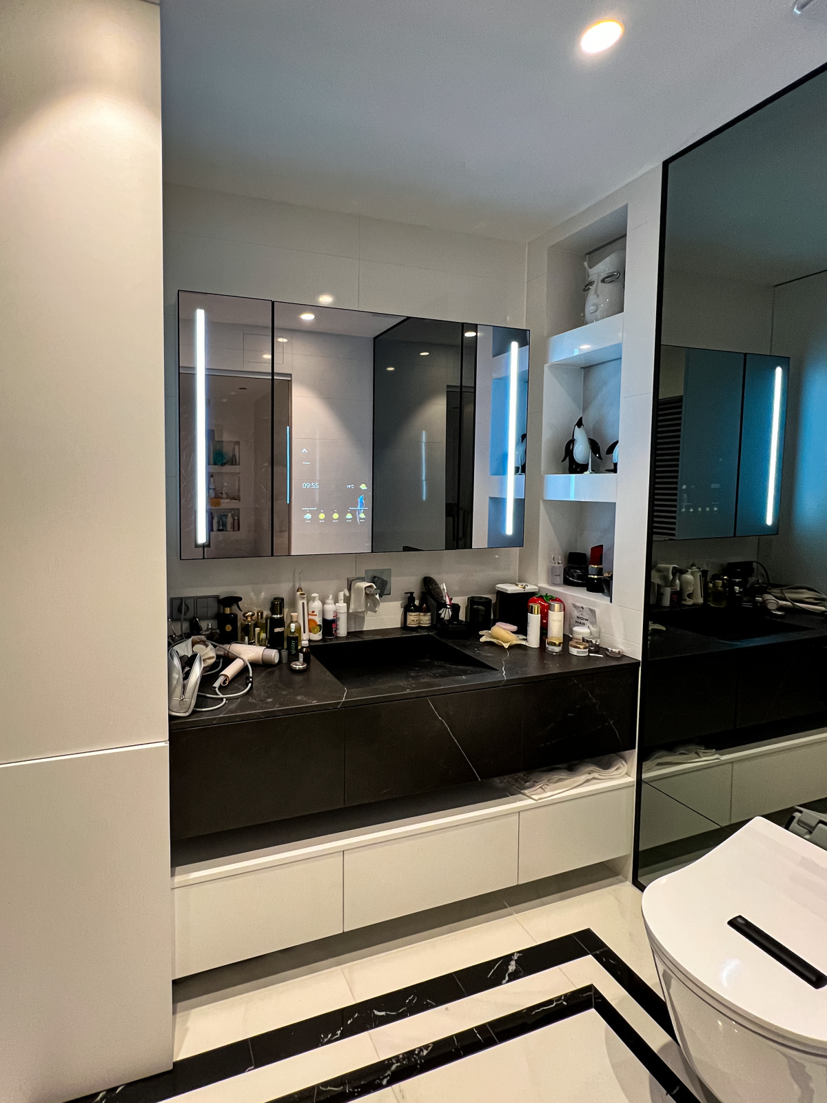 Шкаф для ванной с зеркальным интерактивным фасадом - умная мебель для ванной!