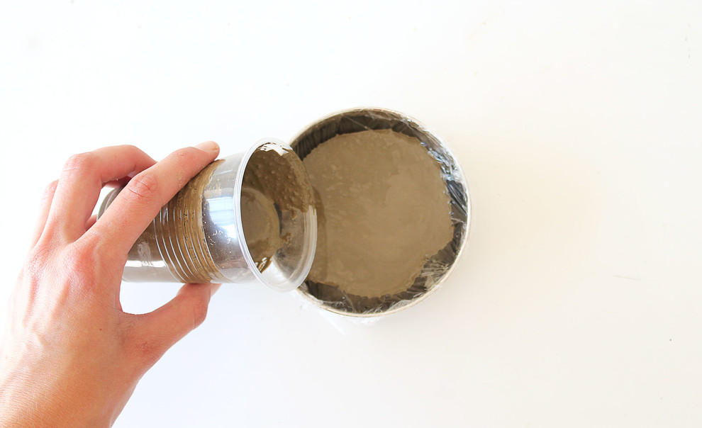 Своими руками: Делаем вазы из стакана и цемента