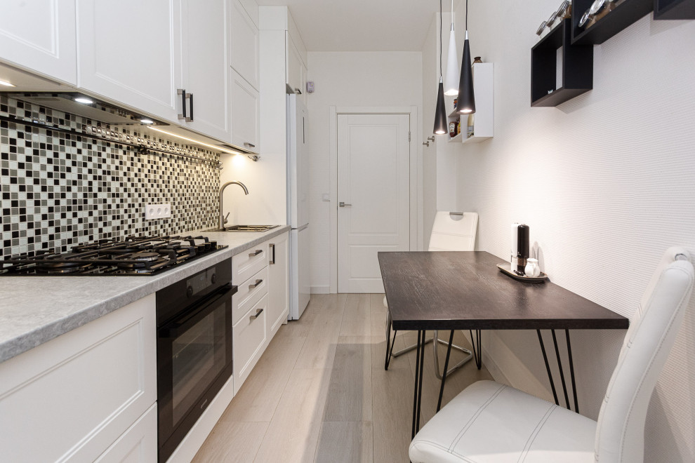 Черно-белая кухня с фартуком мозаика