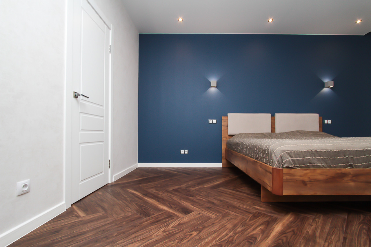 Квартира в современном стиле с яркими цветовыми акцентами.