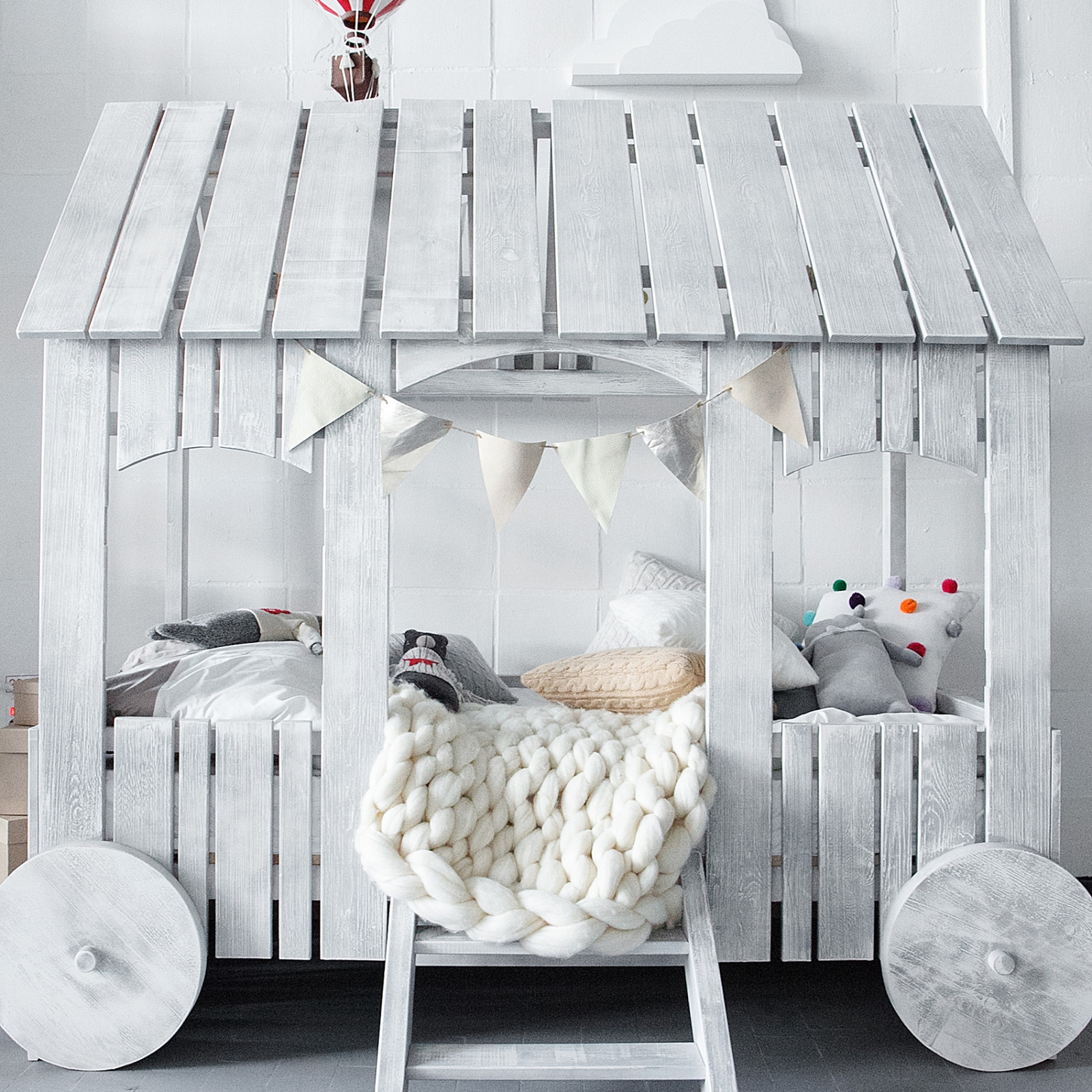 Обложка проекта: Кроватка-дом на колесах