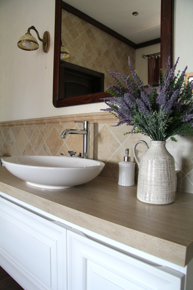 Интерьер санузла в загородном доме