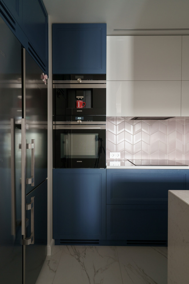 Кухня с ящиками, закрепленными на потолке