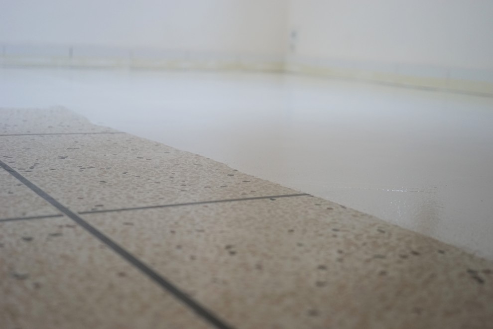 Своими рукам: Как покрасить кафельную плитку на полу в белый цвет