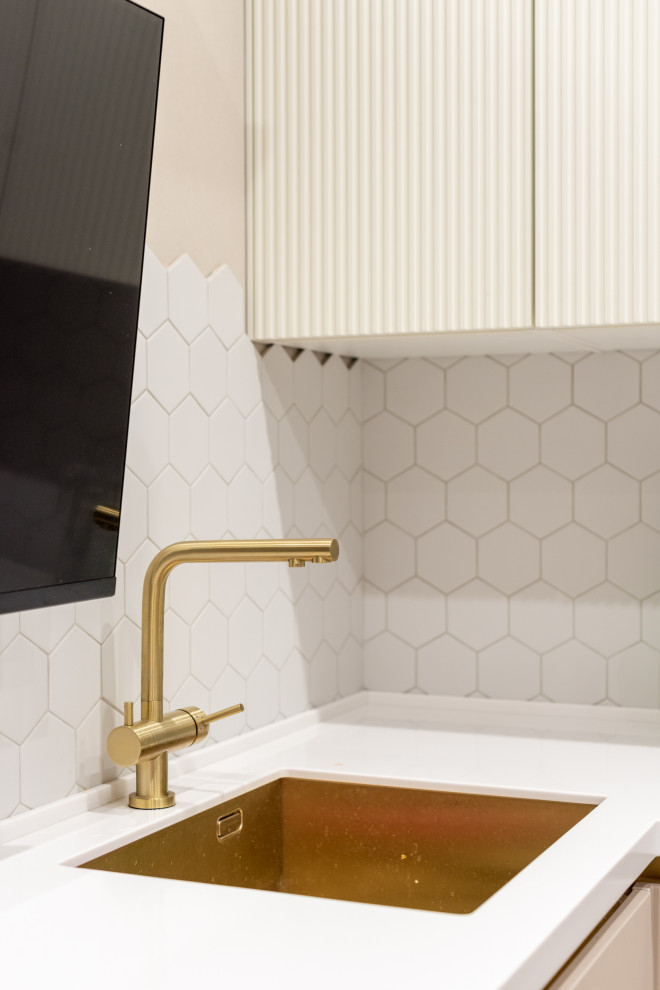 Красивая кухни и вместительная гардеробная