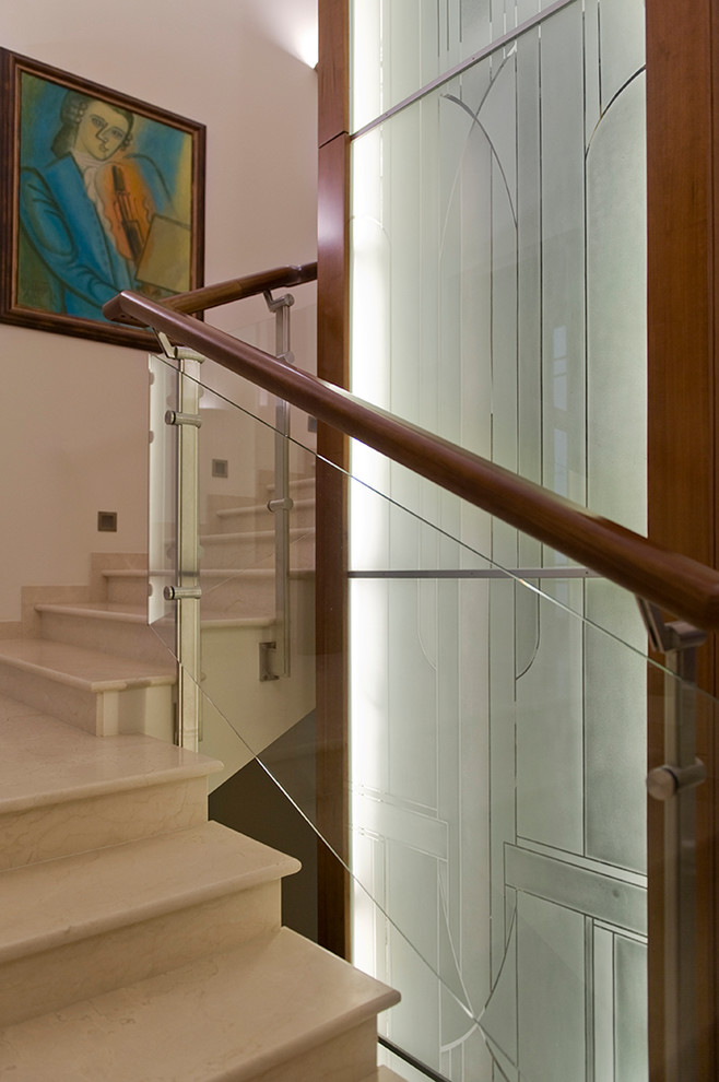 Лестница. Витраж шахты лифта.Резиденция Монолит