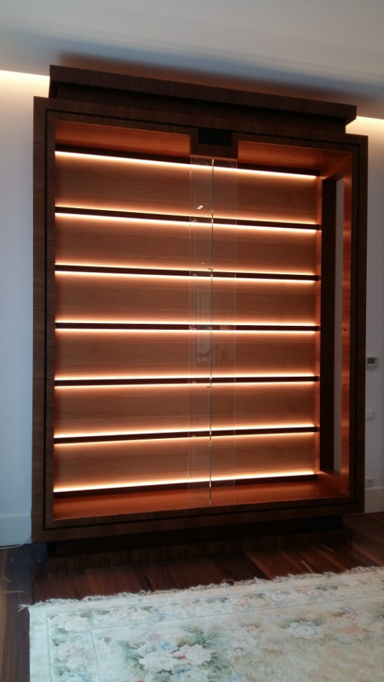 Шкаф-витрина из ореха