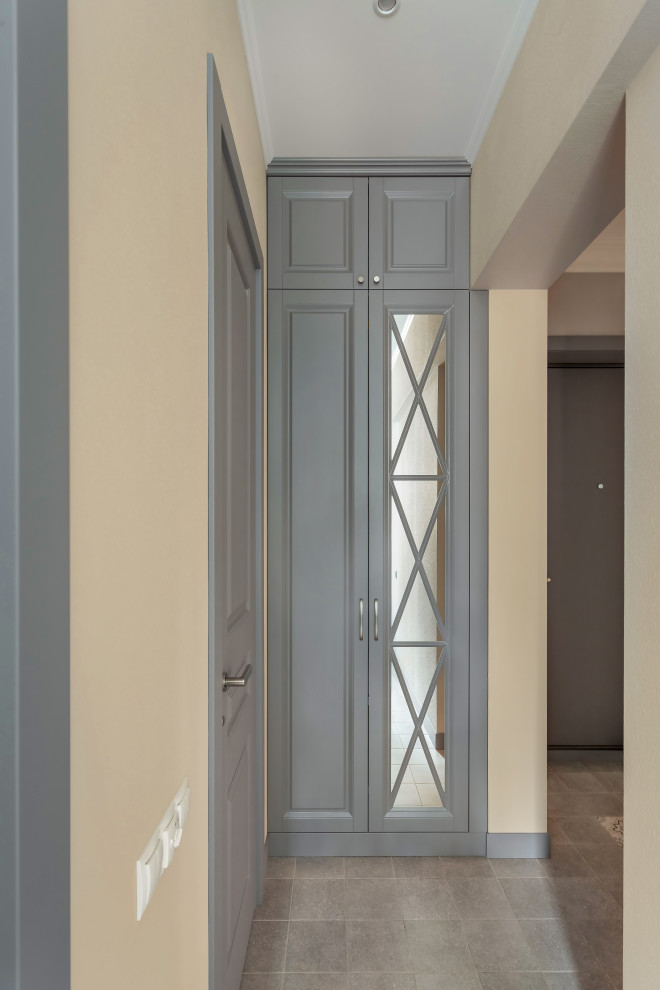 Внутри шкафа установлена стиральная машина