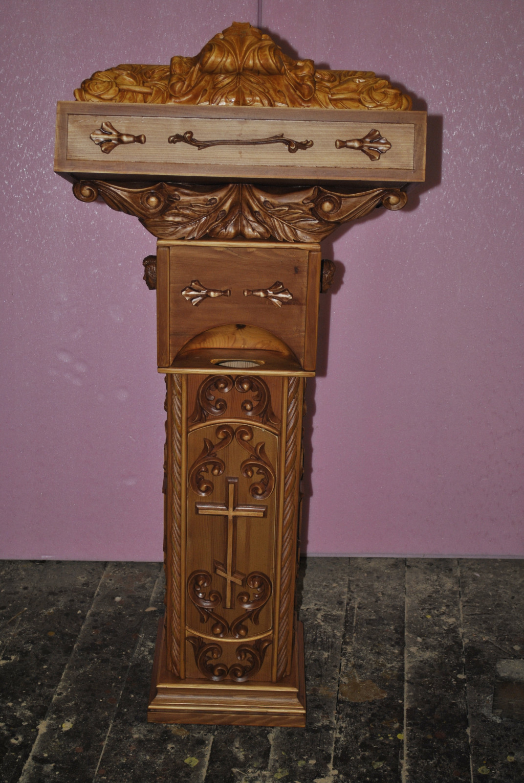 Часы каминные, настольные из древесины, резные ручной работы.