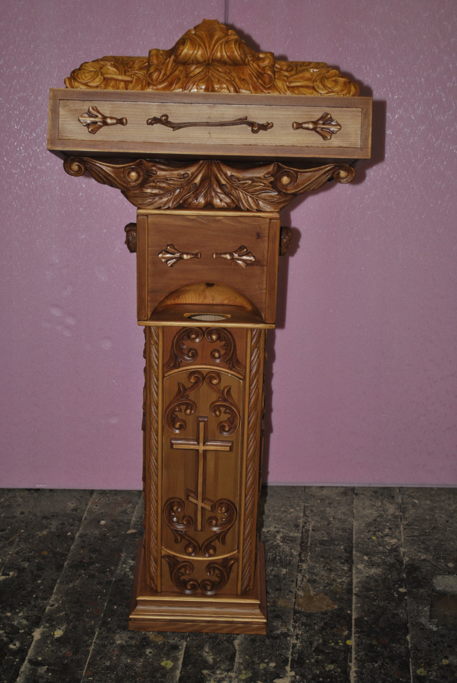 Часы каминные, настольные из древесины, резные ручной работы.