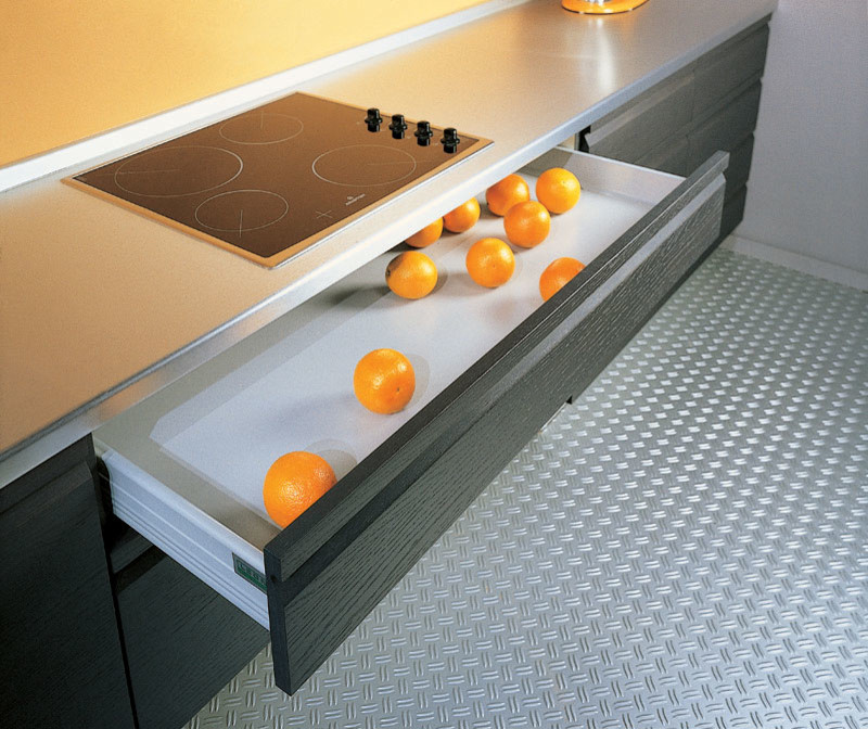 Кухня Пиано с интегрированной ручкой в фасад. Материал шпонированный МДФ