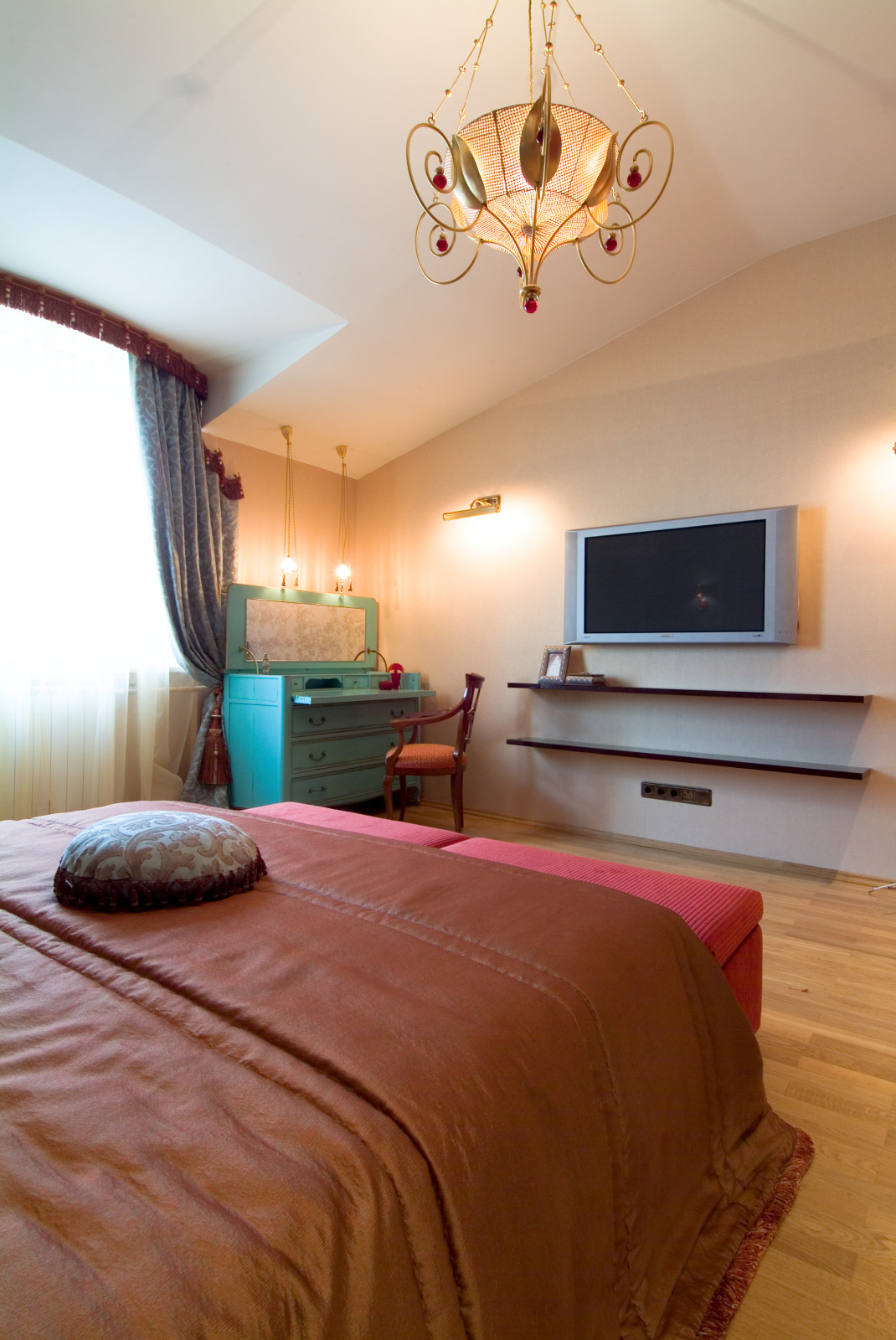 Обложка проекта: Спальня в бирюзово-красных цветах