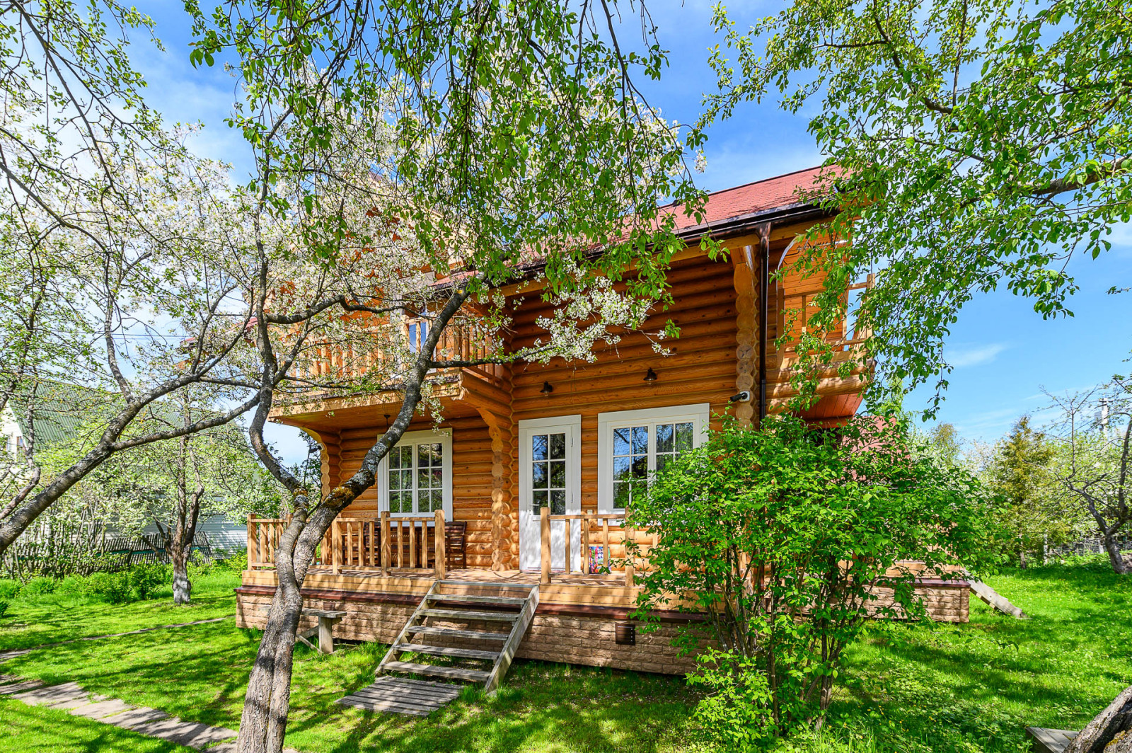 отделка дома из оцилиндрованного бревна