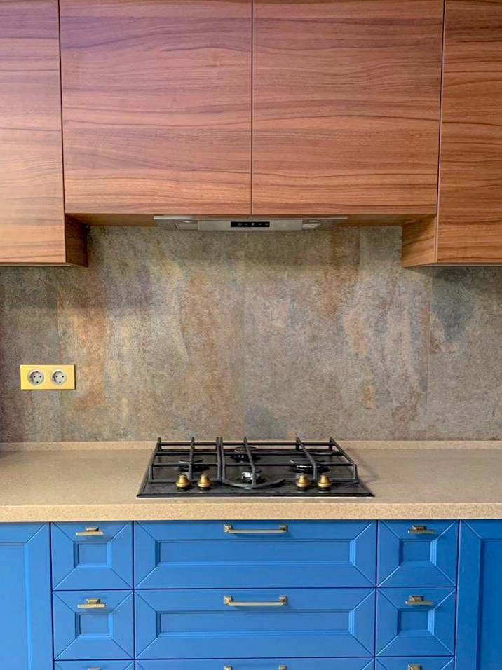 Средиземноморская кухня. Сочетание благородного синего и шпона Орех Американский