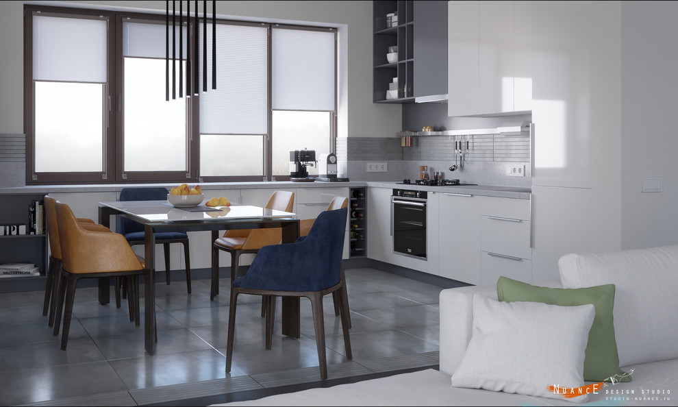 Объединенная гостиная-кухня с современной лестницей на 1 косоуре в загородном до