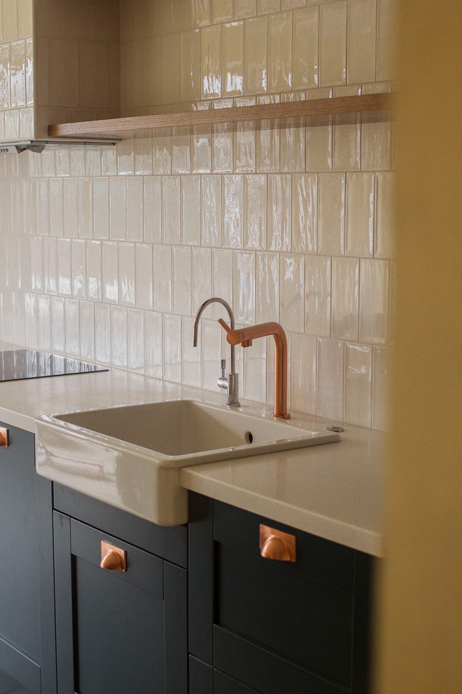 Изумрудная кухня в частном доме