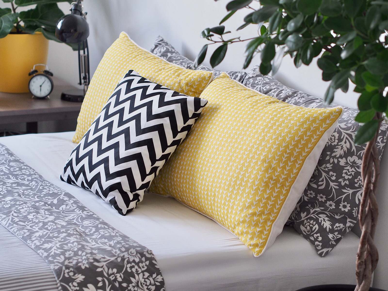 Спальня с желтыми акцентами для молодой пары