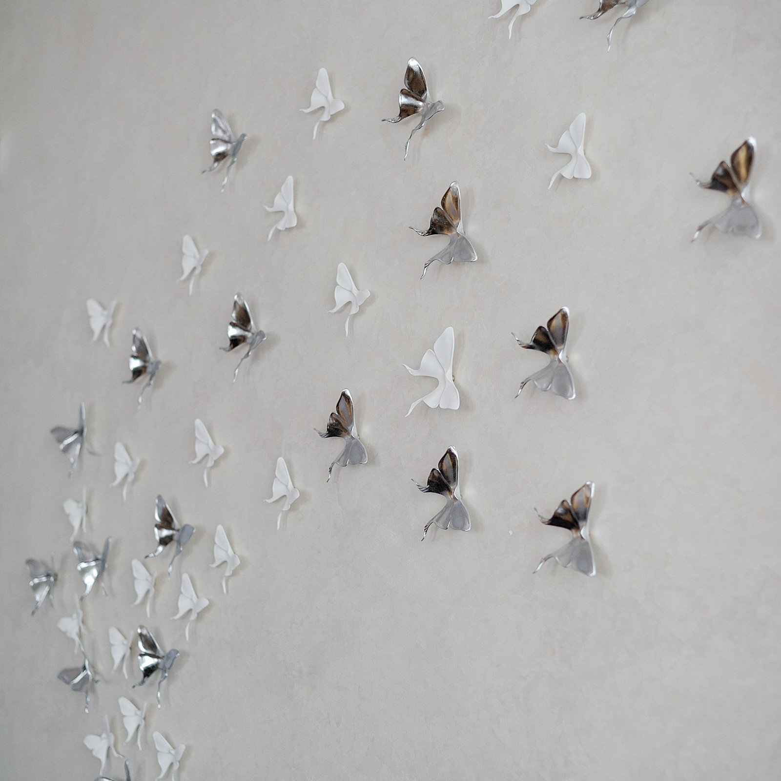 Декор на стене