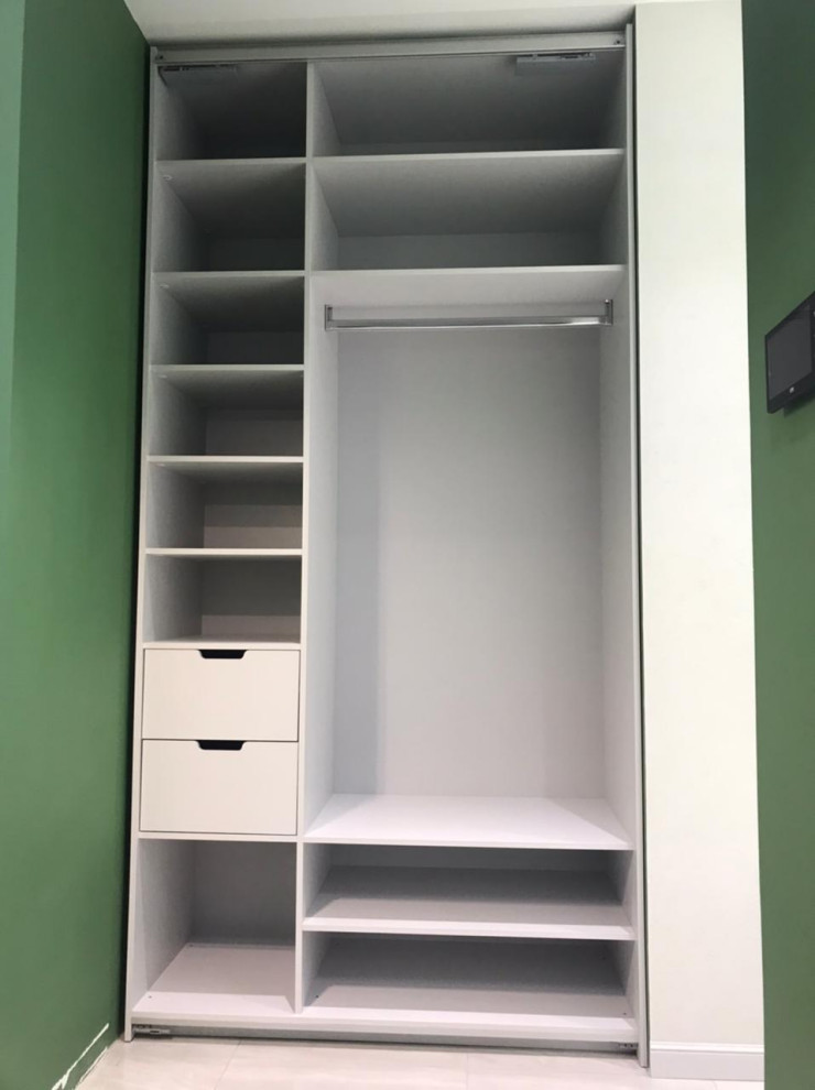 Встроенный шкаф с раздвижными створками