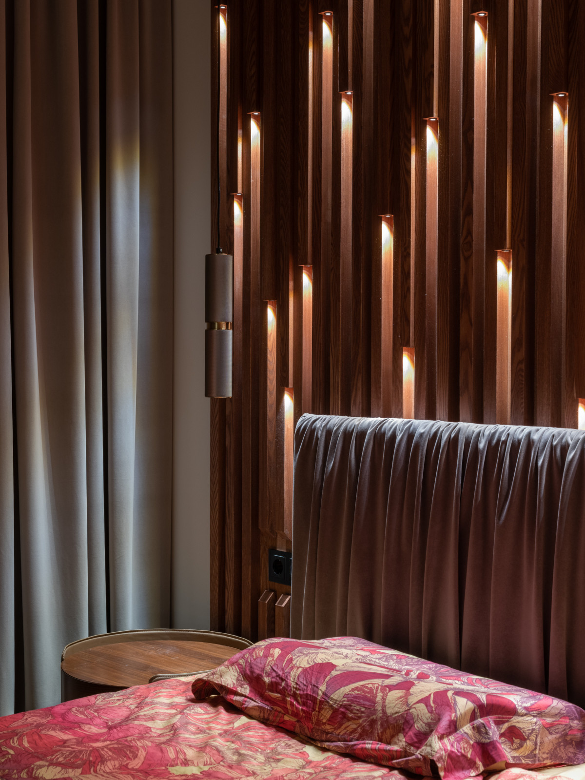 Деревянные рейки с торцевой подсветкой в спальной комнате - Ясень