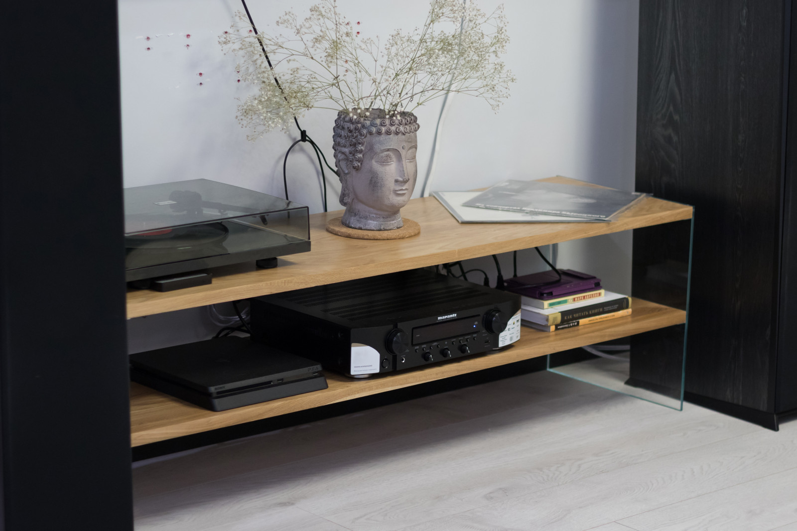 Обложка проекта: Стеллаж-тумба из стекла и массива бука в гостиной