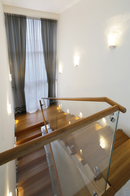 Коттедж "Яхта на причале". 2 этаж. Лестница на больцах