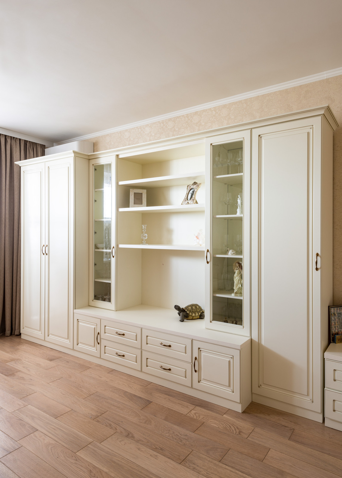 Шкафы и тумбы