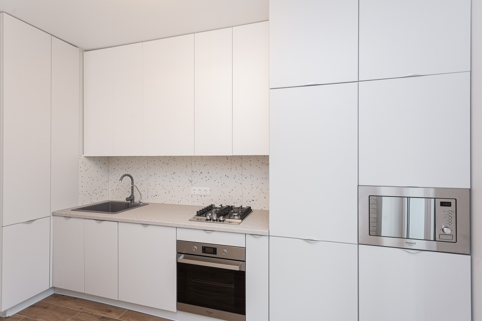 Матовая белая современная кухня