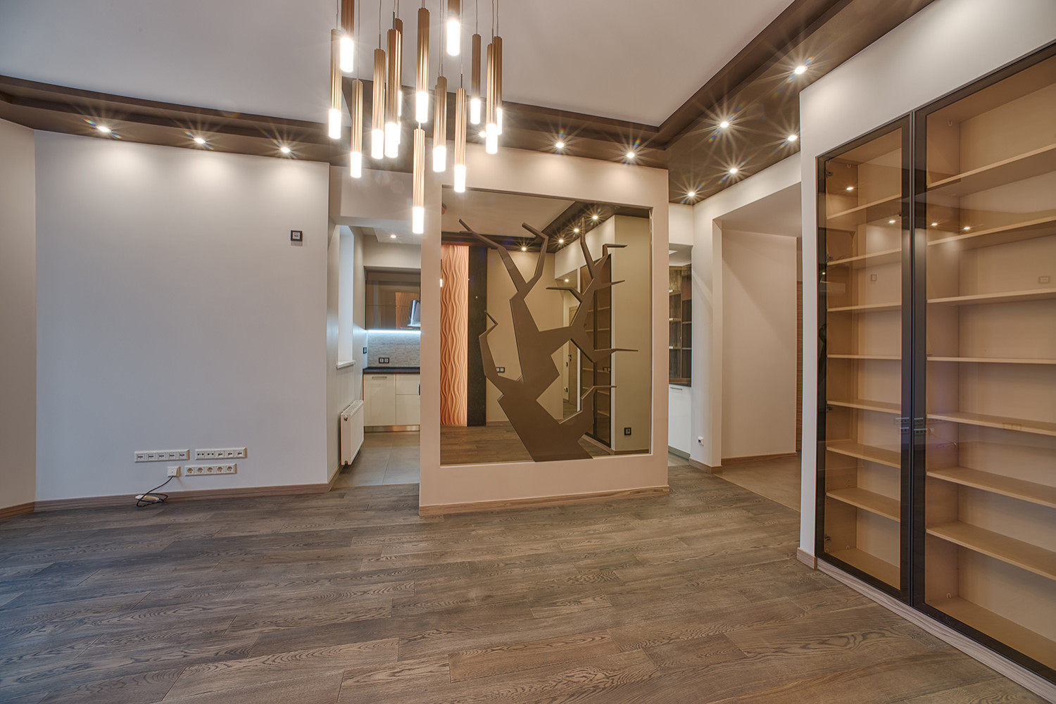 Гостиная по дизайн-проекту. Дерево с зеркальным фоном.