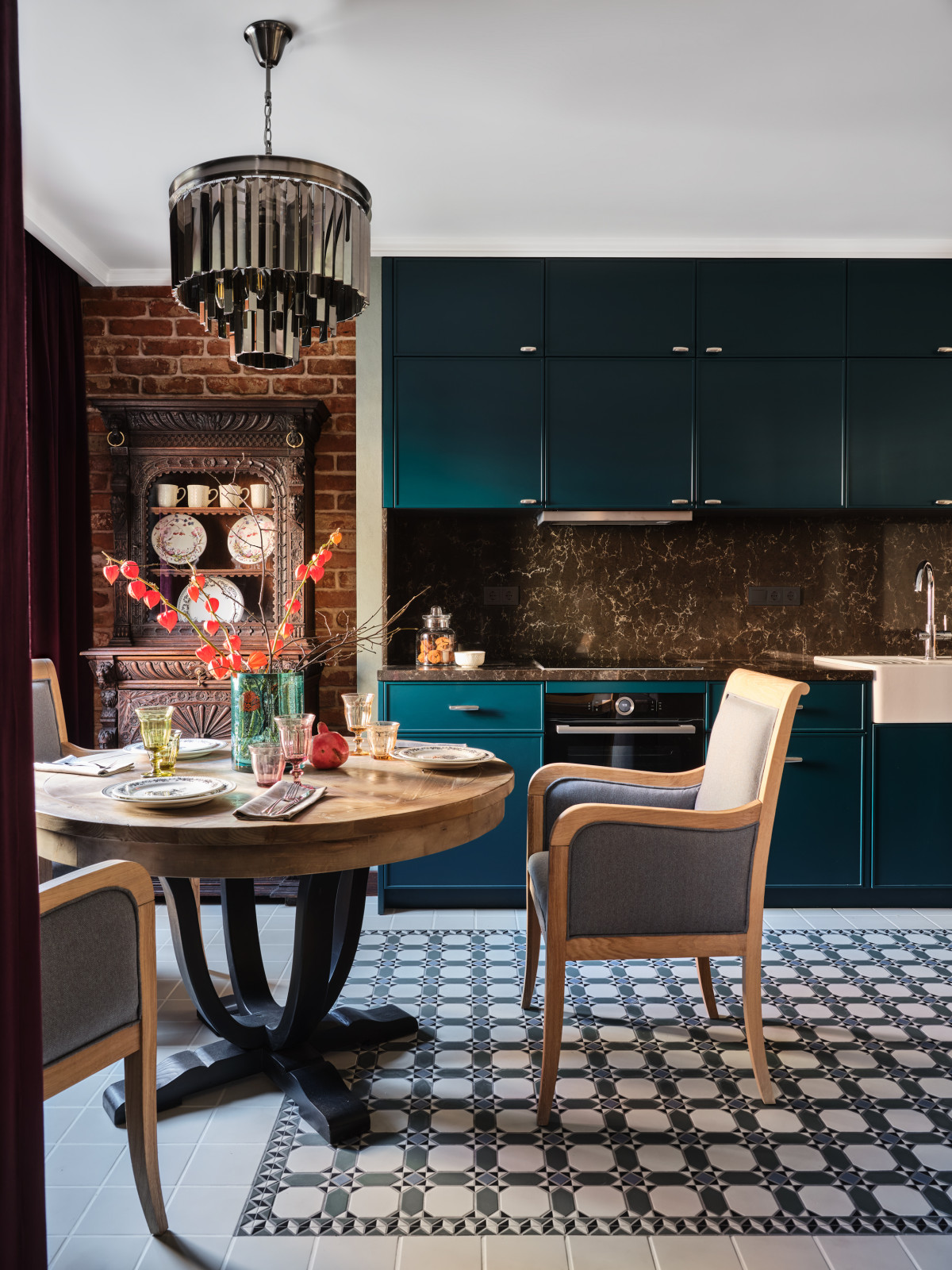 Яркий интерьер с антикварным декором