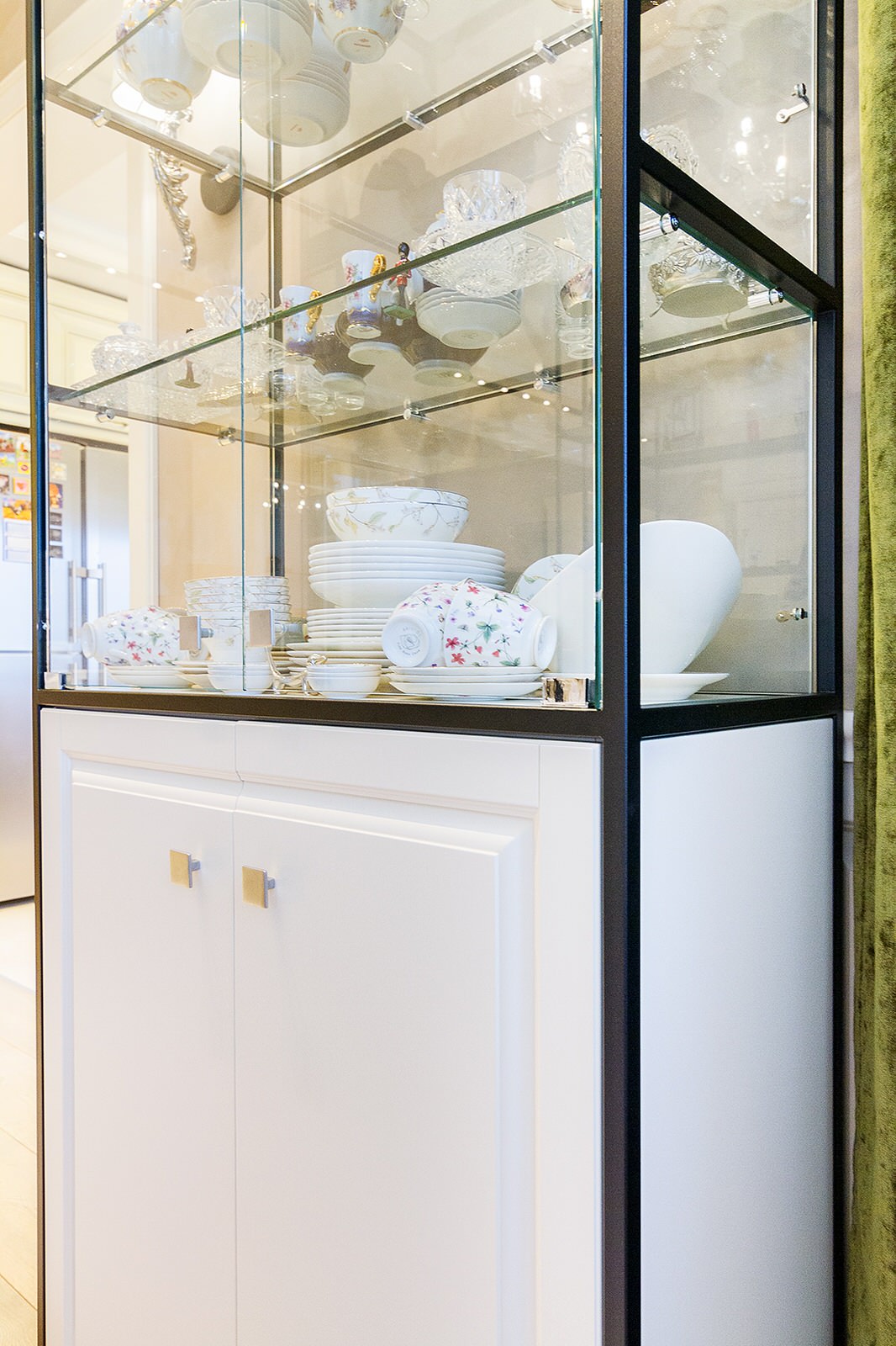 Шкаф витрина