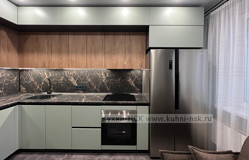 Дизайн кухни на заказ в сочетании зеленого дерева