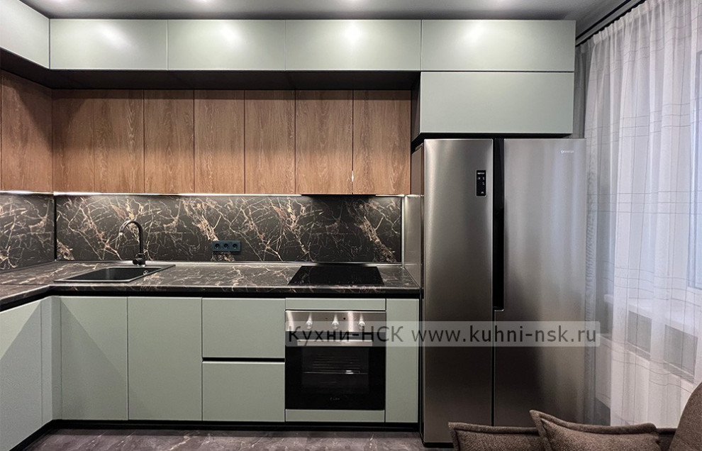 Дизайн кухни на заказ в сочетании зеленого дерева