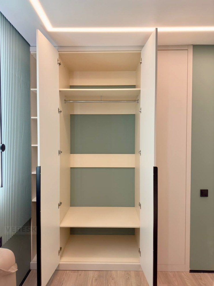 Встроенные распашные шкафы