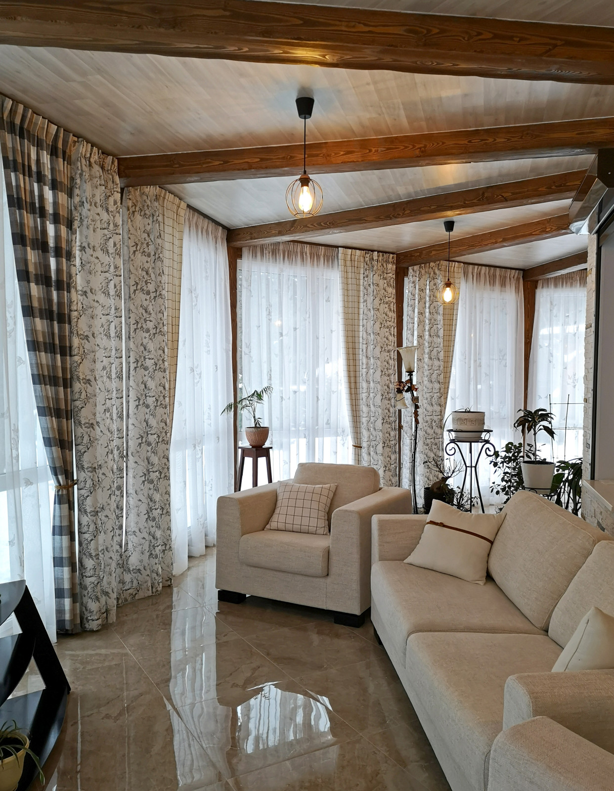 Светлая веранда с птицами