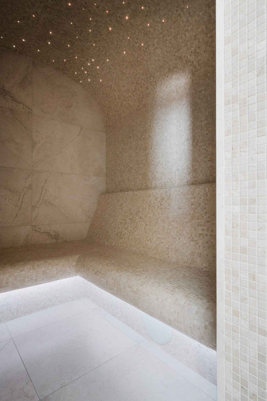 Сводчатый потолок с освещением "звездное небо".