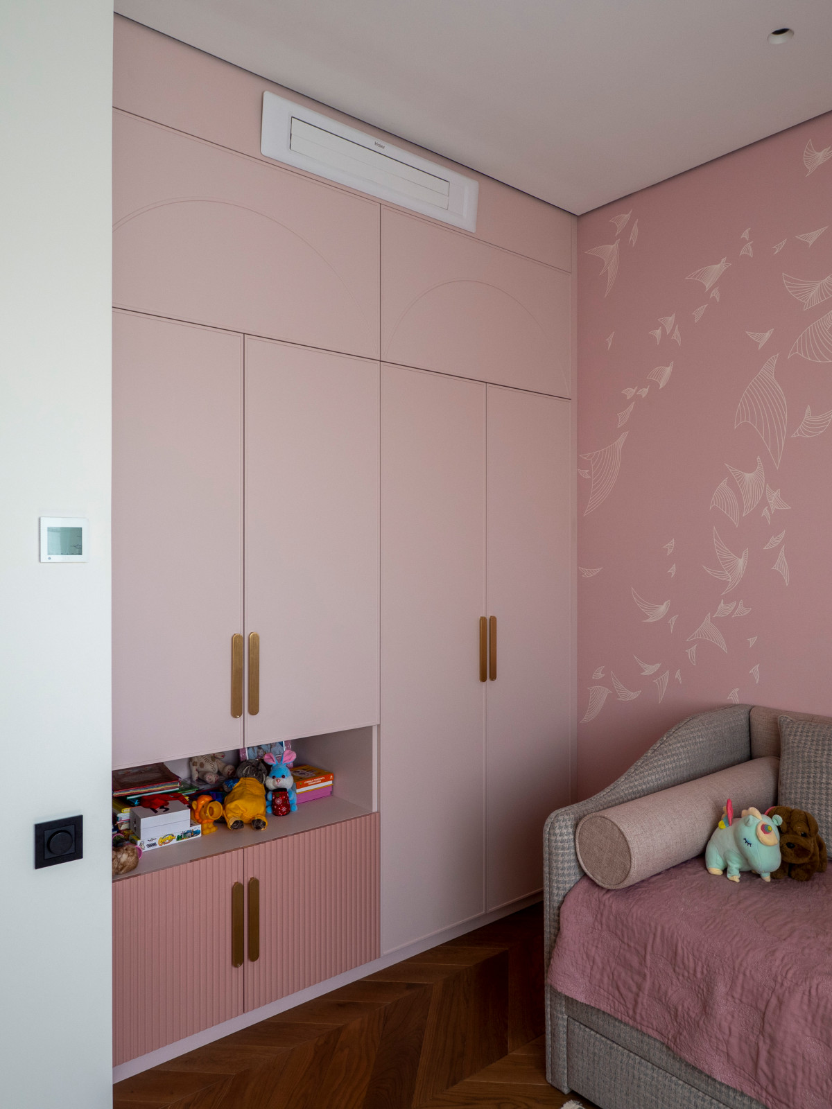 Меблировка детской в розовых тонах