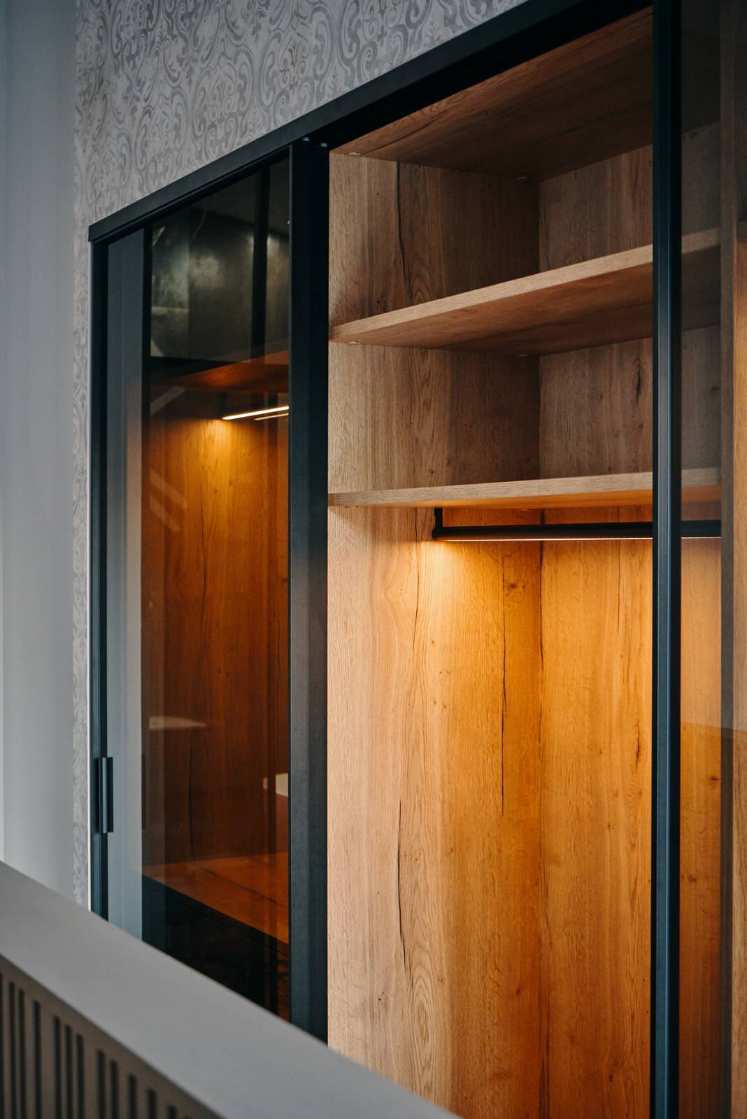 Шкаф-купе raumplus с тонированными дверьми в черном профиле S1200