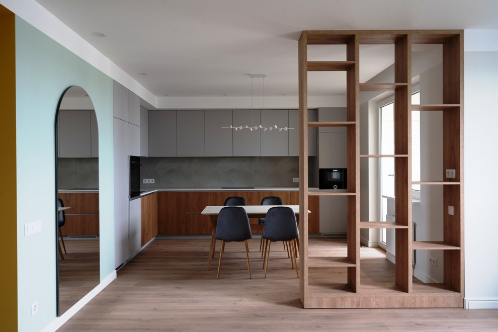 Еще одна серая кухня в большом проекте современной московской квартиры