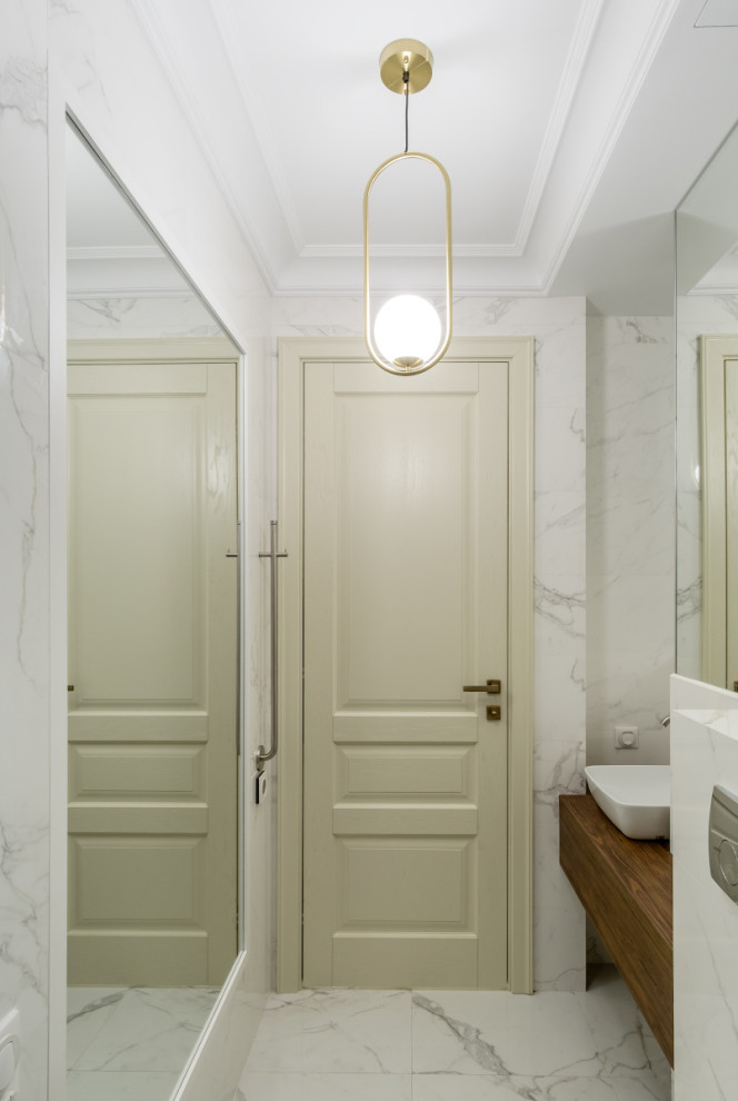 Белые дубовые двери в интерьере квартиры