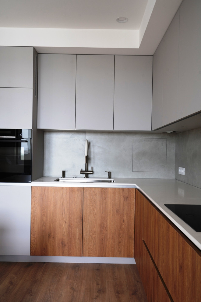 Еще одна серая кухня в большом проекте современной московской квартиры