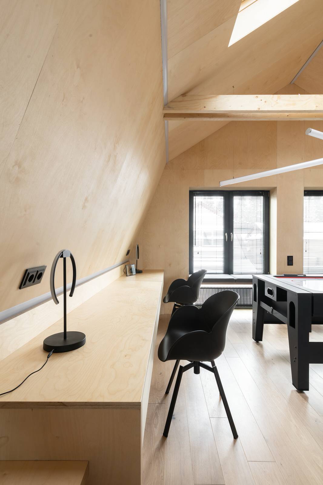 Проект недели: Мансарда с двухъярусной ТВ-зоной и зимним садом