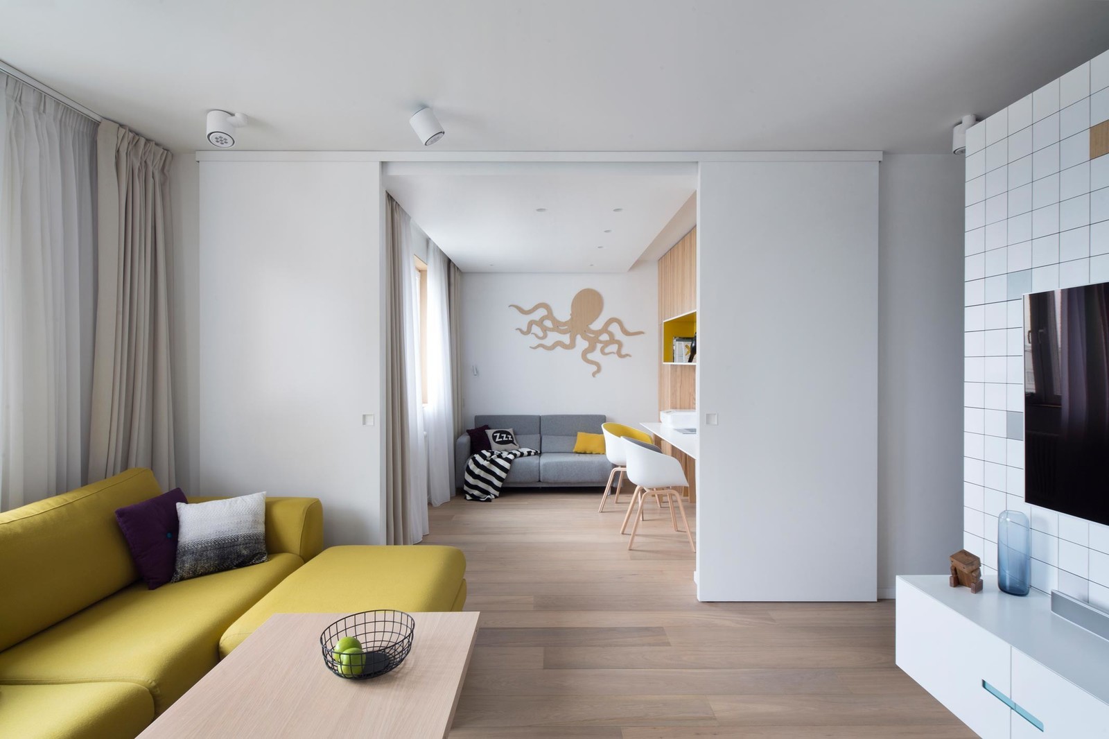 Houzz тур: Подиум в спальне, куб в гостиной