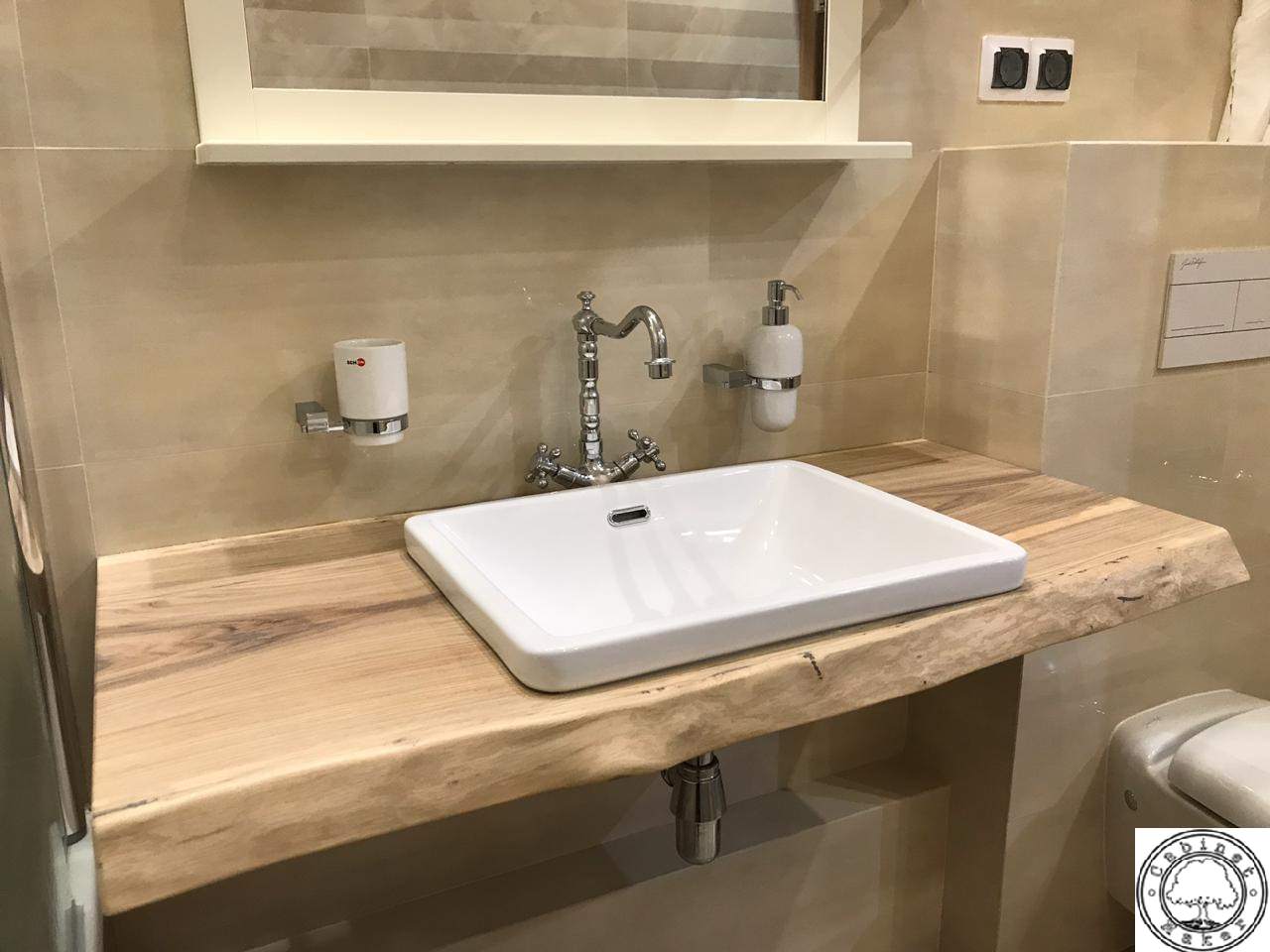 Ванная комната . Столешница и экран для ванны из слэба дуба