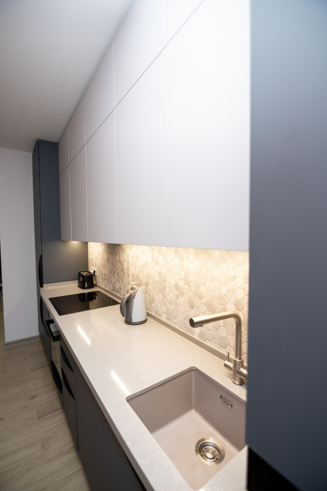 Двухцветная матовая кухня