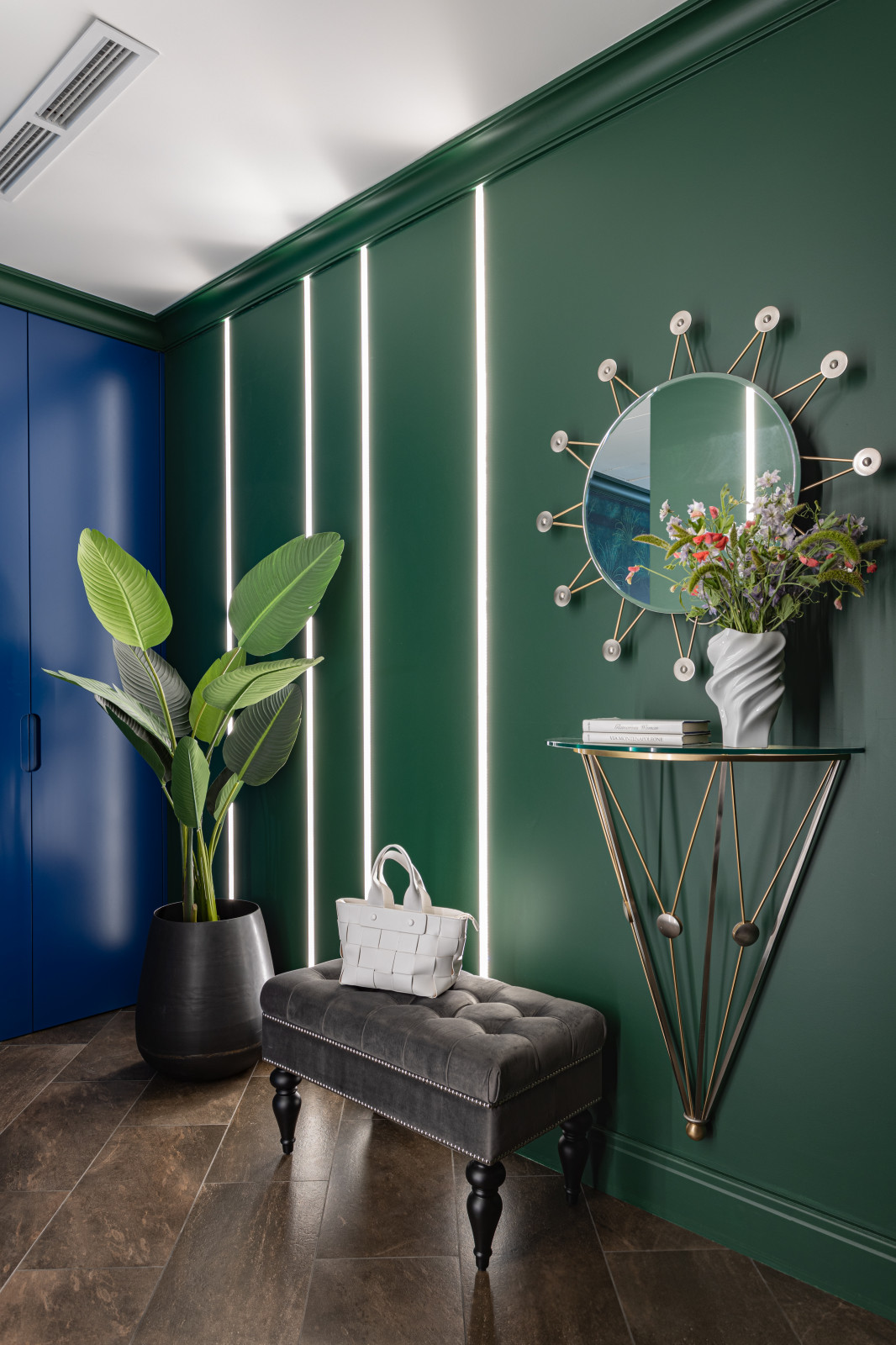 Интерьер квартиры в сочных оттенках с текстилем от Pierre Frey